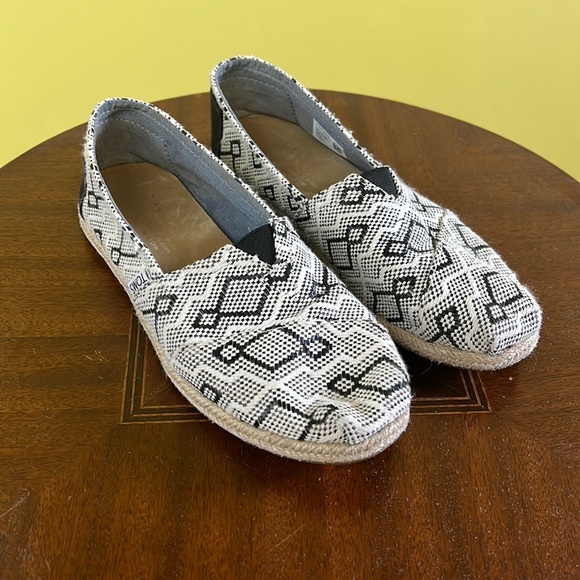 Toms Shoes - TOMS Women’s Classics • size 7